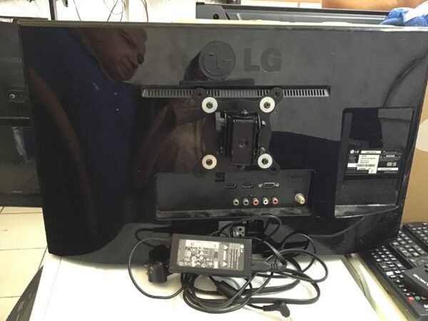 Monitor y televisión LG 23” serie 23MA73D-PU - Image 4